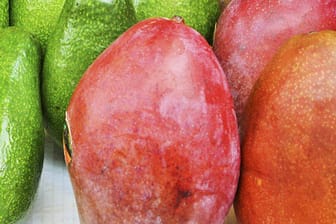Bestimmte Obstsorten, wie Papaya und Avocado sind arm an Kohlenhydraten und gehören daher zu den erlaubten Obstsorten im Rahmen einer Low-Carb-Diät