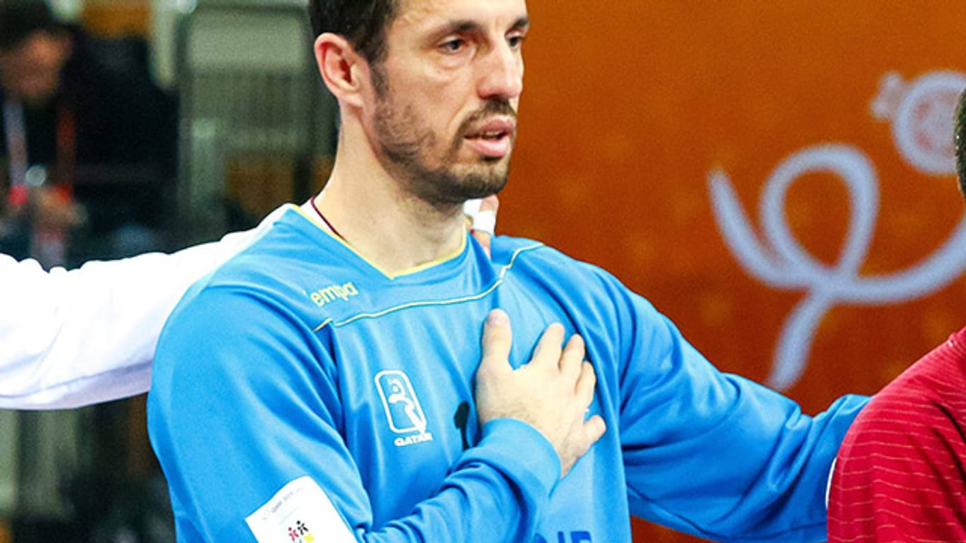 "Handball ist unser Job": Torwart Goran Stojanovic - ursprünglich aus dem ehemaligen Jugoslawien - singt voller Inbrunst die katarische Nationalhymne.