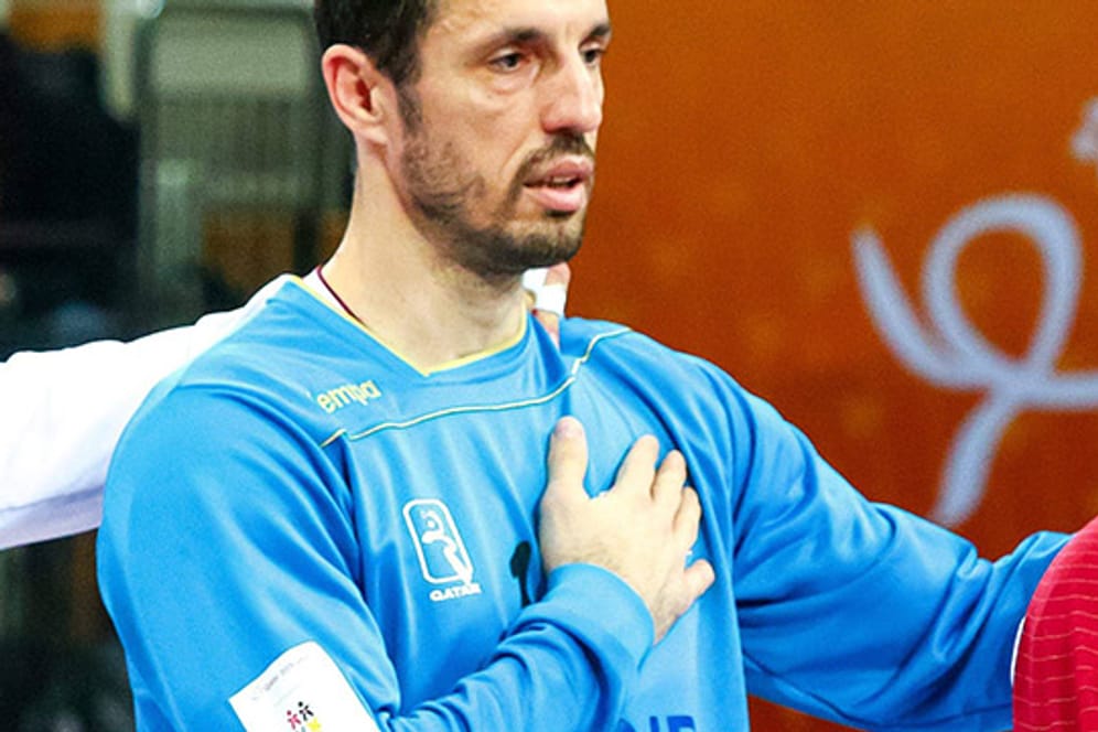 "Handball ist unser Job": Torwart Goran Stojanovic - ursprünglich aus dem ehemaligen Jugoslawien - singt voller Inbrunst die katarische Nationalhymne.