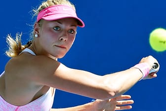 Nur Augen für den Ball: Carina Witthöft steht bei den Australian Open in der dritten Runde.