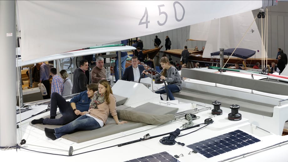 Von dem mindestens 450.000 Euro teuren Katamaran wurden seit 2011 bereits über 400 Exemplare verkauft. Die Baureihe wird laufend weiterentwickelt – inzwischen gibt es sogar Solarzellen, die die Generatoren unterstützen.