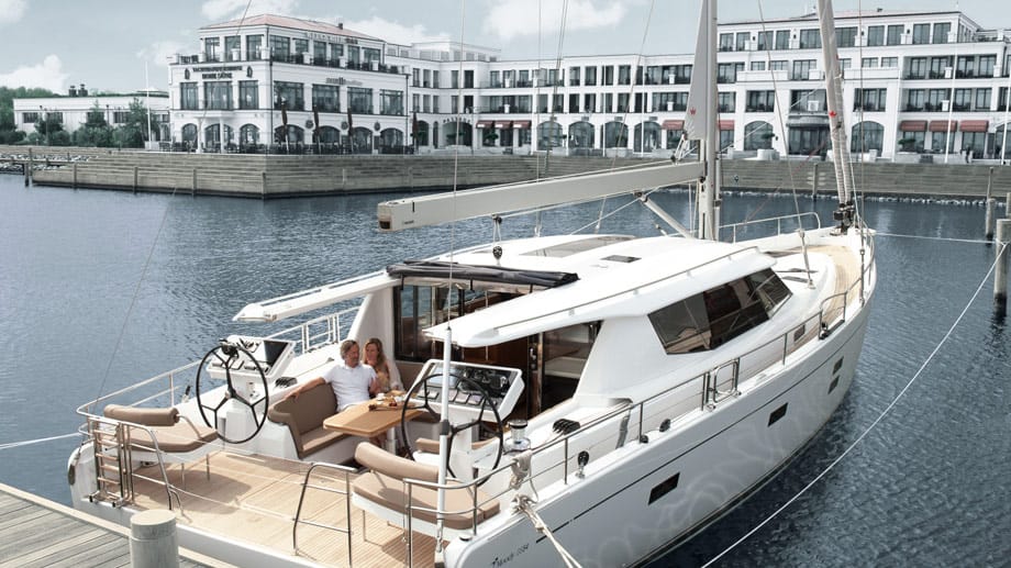 Wer auf hoher See ebenso wie hier im Jachthafen von Warnemünde eine gute Figur machen will, muss dafür mindestens 650.000 Euro investieren.