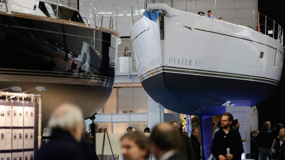 Auch ohne die Segel zu hissen, beeindruckt die 25 Meter lange und über fünf Millionen Euro teure Oyster 825 als längste und teuerste Segeljacht der diesjährigen "boot Düsseldorf".