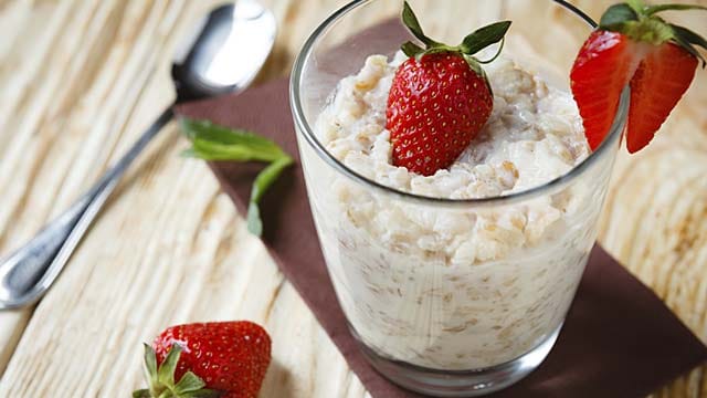 Aus Haferflocken und Quark kann man einen leckeren Low-Carb Frühstück machen