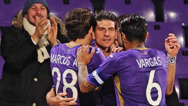 Schaffenskrise beendet: Florenz-Stürmer Mario Gomez lässt sich endlich wieder von den Teamkollegen feiern. Schaffenskrise beendet: Florenz-Stürmer Mario Gomez lässt sich endlich wieder von den Teamkollegen feiern.