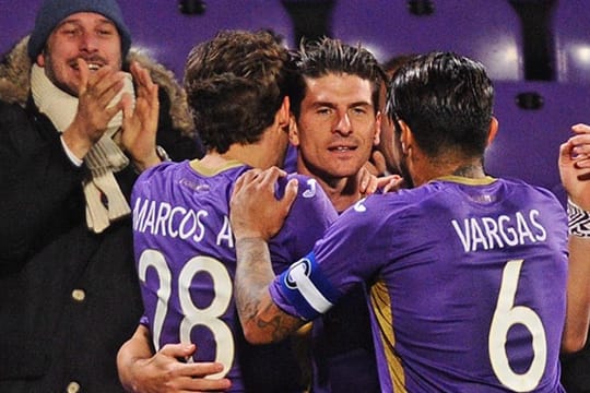 Schaffenskrise beendet: Florenz-Stürmer Mario Gomez lässt sich endlich wieder von den Teamkollegen feiern.