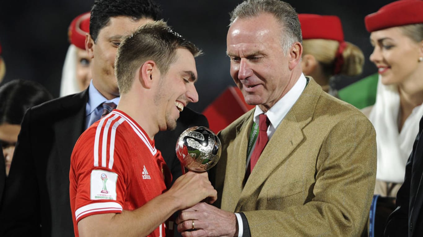 Ein Höhepunkt Ende des Jahres 2013: Bayern Kapitän Philipp Lahm und Vorstandsboss Karl-Heinz Rummenigge feiern den Gewinn der Klub-Weltmeisterschaft.