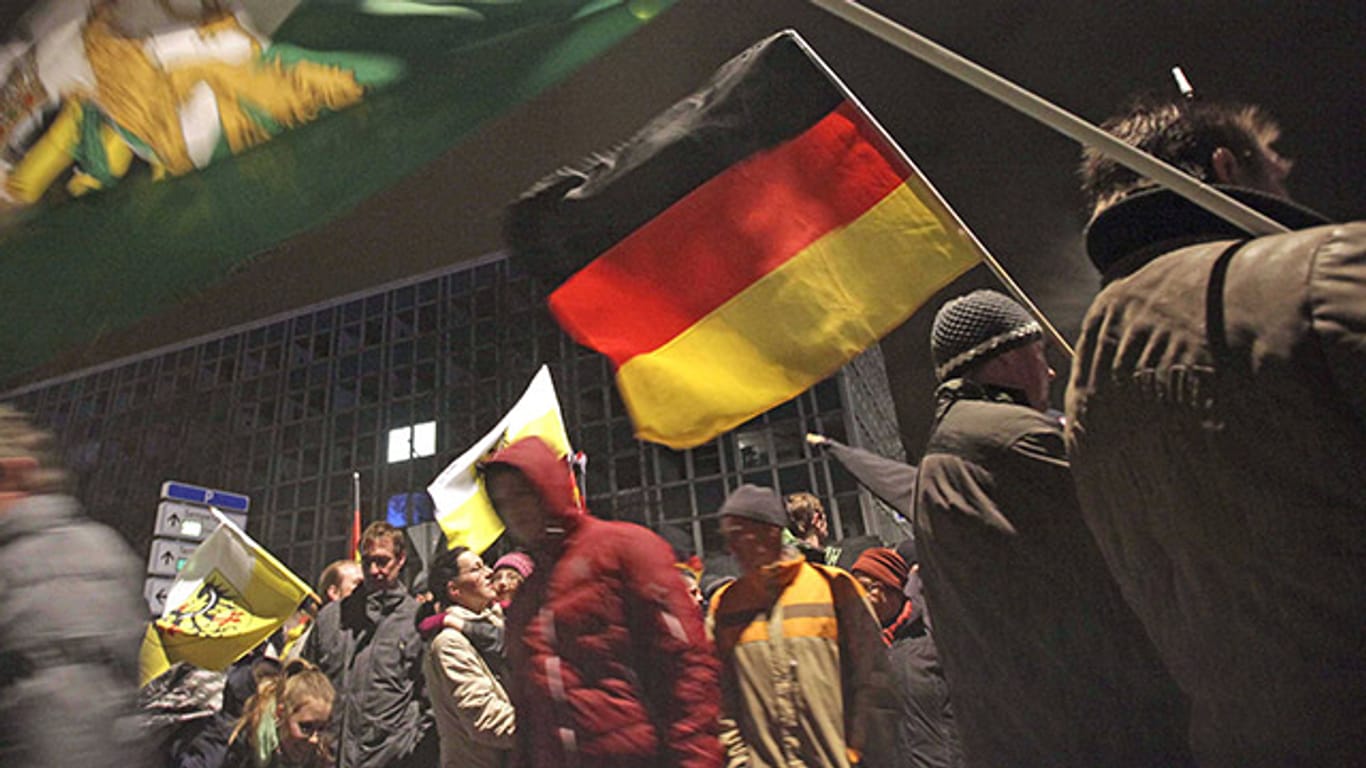 Das islamfeindliche Pegida-Bündnis hat eine für Montag in Dresden angekündigte Kundgebung auf Sonntagnachmittag vorgezogen.