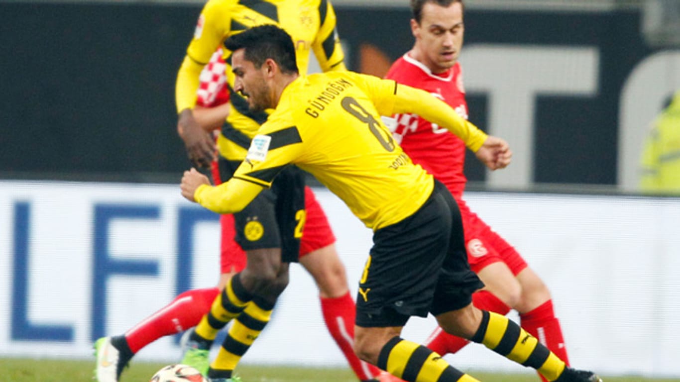 Dortmunds Ilkay Gündogan im Testspiel gegen Düsseldorf am Ball - kurz darauf muss er verletzt runter.