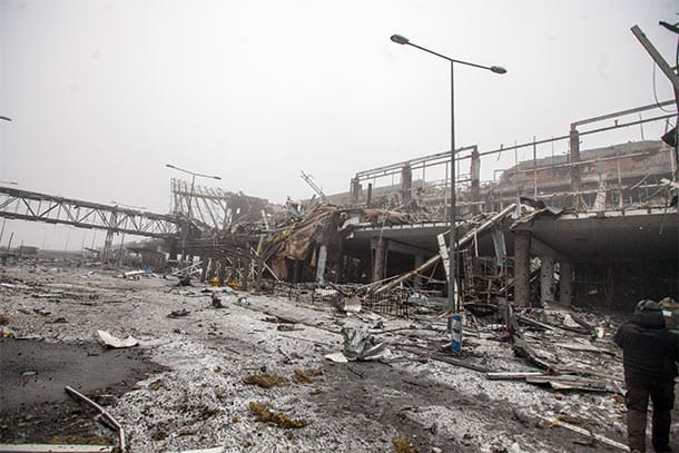 In der Ukraine wurde die Schlacht um den Flughafen sogar mit Stalingrad im Zweiten Weltkrieg verglichen. Erst vor wenigen Tagen zogen sich die Regierungssoldaten schließlich aus dem Hauptterminal zurück. In der Ukraine wurde die Schlacht um den Flughafen sogar mit Stalingrad im Zweiten Weltkrieg verglichen. Erst vor wenigen Tagen zogen sich die Regierungssoldaten schließlich aus dem Hauptterminal zurück.