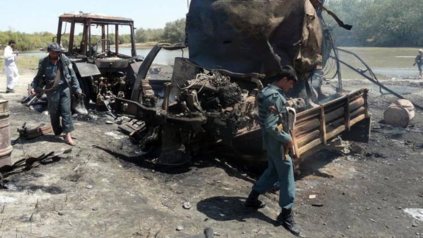 Sicherheitsbeauftragte inspizieren im September 2009 die ausgebrannten Tanklastzüge in Kundus nach dem Luftangriff.