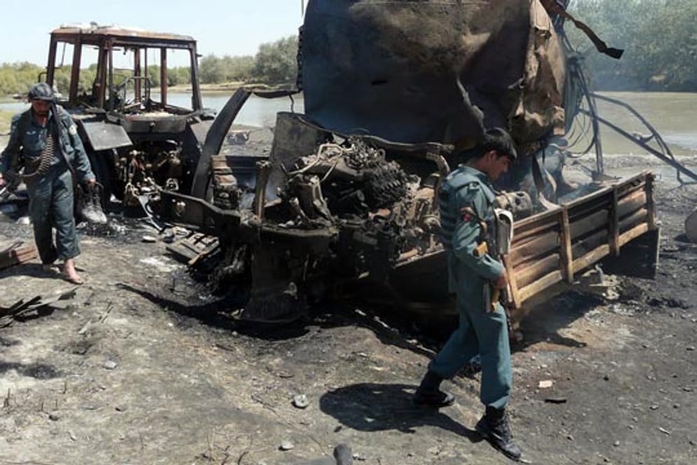 Sicherheitsbeauftragte inspizieren im September 2009 die ausgebrannten Tanklastzüge in Kundus nach dem Luftangriff.