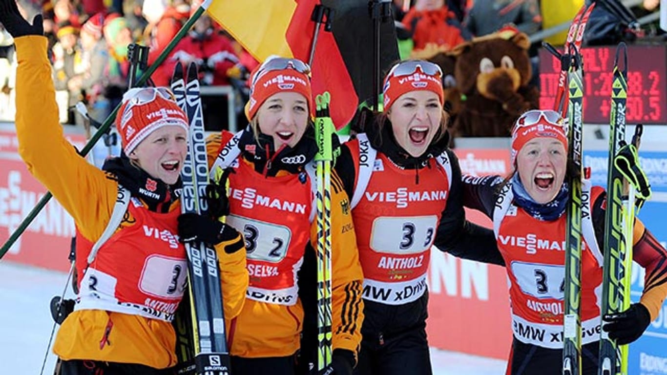 Franziska Hildebrand, Franziska Preuss , Luise Kummer und Laura Dahlmeier (v.li.n.re.) bejubeln ihren famosen Sieg in der Staffel.