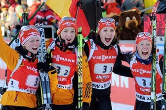 Franziska Hildebrand, Franziska Preuss , Luise Kummer und Laura Dahlmeier (v.li.n.re.) bejubeln ihren famosen Sieg in der Staffel.