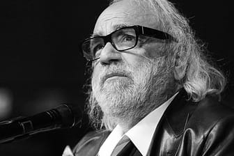 Der Sänger Demis Roussos ist mit 68 Jahren gestorben.