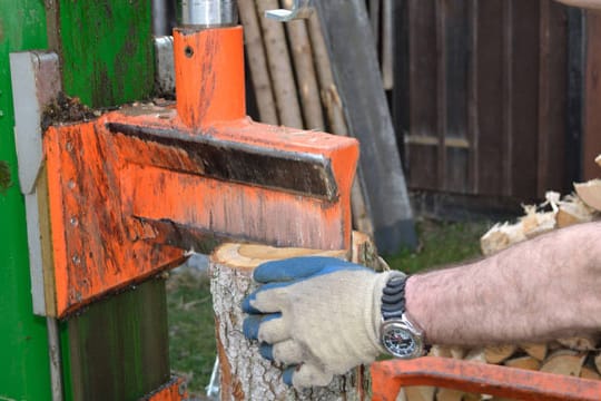 Mit einem guten Holzspalter kann man sich das mühevolle Holzhacken erheblich erleichtern.