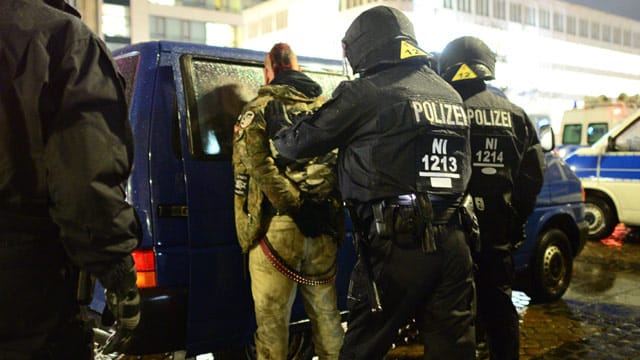 Am Rande der Hagida-Veranstalung nimmt die Polizei einen Mann fest