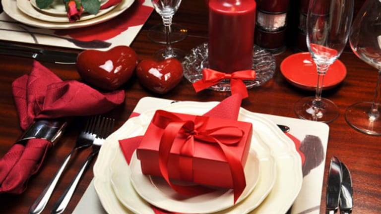 Am Valentinstag dürfen Herzen bei der Tischdeko nicht fehlen