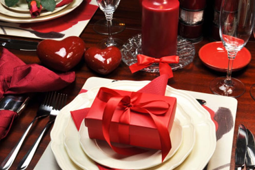 Am Valentinstag dürfen Herzen bei der Tischdeko nicht fehlen