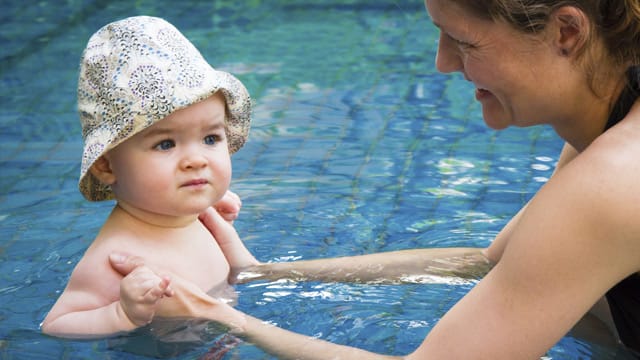 Es gibt Momente, in denen Eltern gern im Erdboden versinken möchten - etwa, wenn die lieben Kleinen im Schwimmbad unangekündigt ihr Geschäft erledigen.