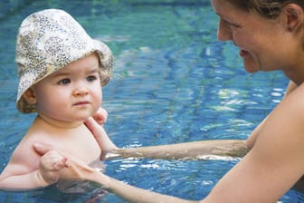 Es gibt Momente, in denen Eltern gern im Erdboden versinken möchten - etwa, wenn die lieben Kleinen im Schwimmbad unangekündigt ihr Geschäft erledigen.