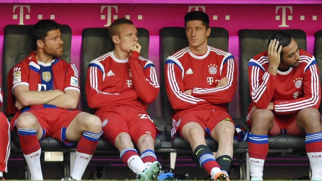 Stars auf der Bayern-Bank: Xabi Alonso, Sebastian Rode und Robert Lewandowski (v.li.). Stars auf der Bayern-Bank: Xabi Alonso, Sebastian Rode und Robert Lewandowski (v.li.).