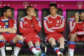 Stars auf der Bayern-Bank: Xabi Alonso, Sebastian Rode und Robert Lewandowski (v.li.).