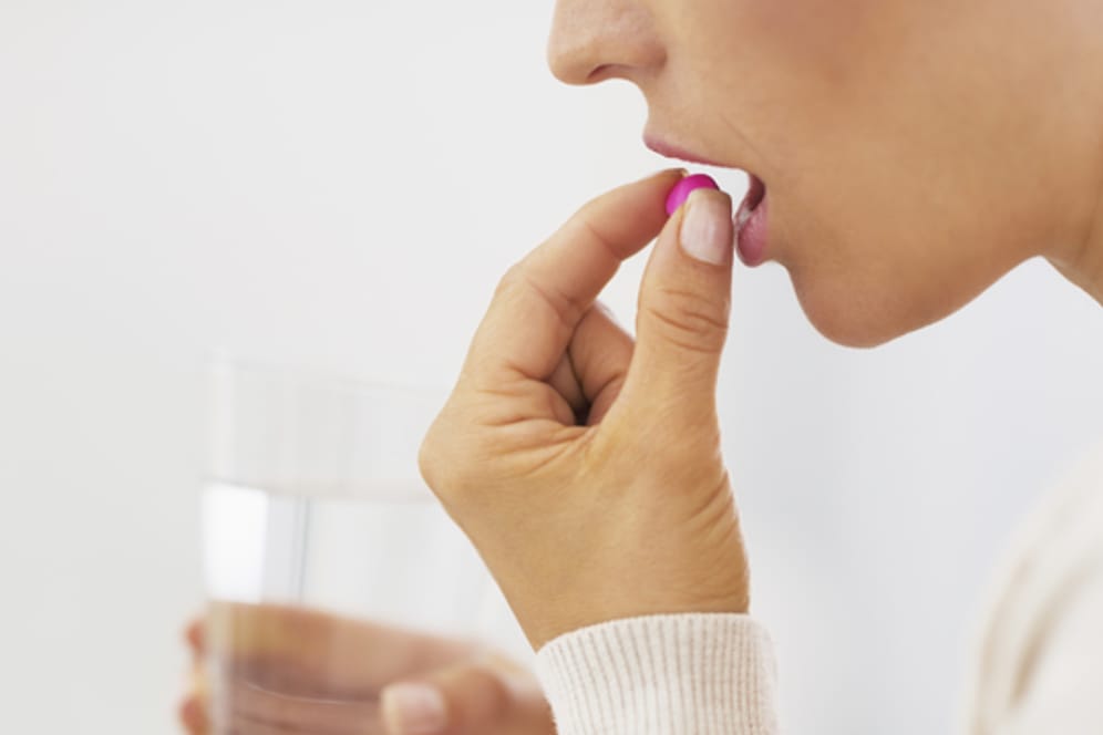 Bei der medikamentösen Behandlung einer Schilddrüsenfehlfunktion müssen Betroffene oft ihr Leben lang Tabletten einnehmen