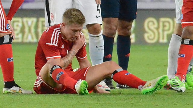 Lewis Holtby bricht sich im Test gegen Eintracht Frankfurt das Schlüsselbein. Lewis Holtby bricht sich im Test gegen Eintracht Frankfurt das Schlüsselbein.
