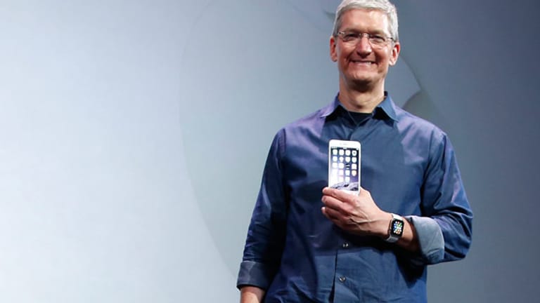 Glücksbringer: Apple-Geschäftsführer Tim Cook mit dem iPhone 6 Plus