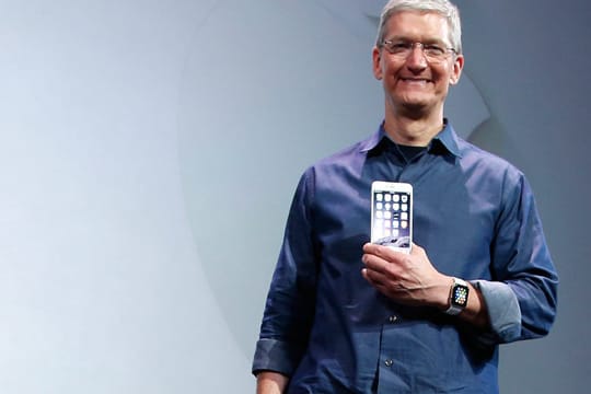 Glücksbringer: Apple-Geschäftsführer Tim Cook mit dem iPhone 6 Plus