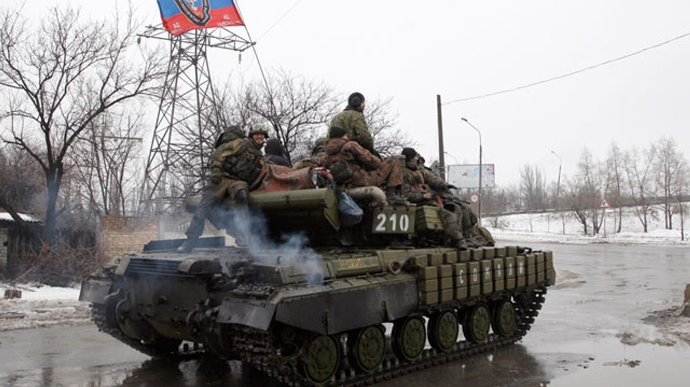 Mit schweren Waffen unterwegs: Separatisten in einem Vorort von Donetsk