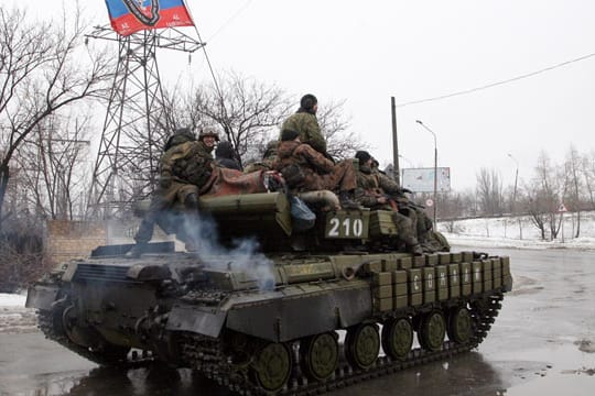 Mit schweren Waffen unterwegs: Separatisten in einem Vorort von Donetsk