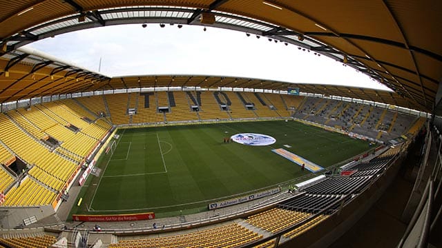 Der Aachener Tivoli fasst seit seines Neubaus im Jahre 2009 knapp 33.000 Zuschauer. Der Aachener Tivoli fasst seit seines Neubaus im Jahre 2009 knapp 33.000 Zuschauer.