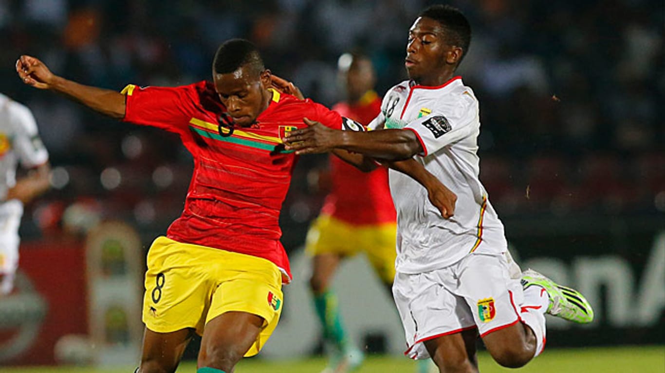 Zweikampf zwischen Guineas Ibrahima Traore (li.) und Malis Abdoulaye Diaby.