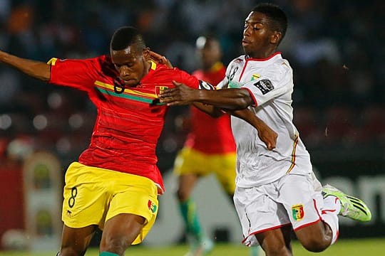 Zweikampf zwischen Guineas Ibrahima Traore (li.) und Malis Abdoulaye Diaby.