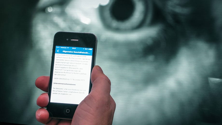 Facebook-App vor dem Hintergrund eines wachsamen Auges