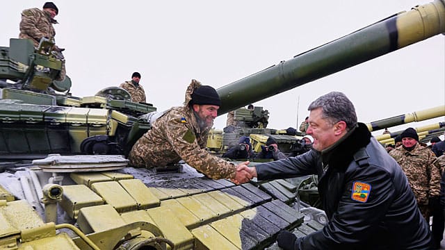 Der ukrainische Präsident Petro Poroschenko begrüßt eine Panzerbesatzung auf einem Stützpunk in Charkiw. Der ukrainische Präsident Petro Poroschenko begrüßt eine Panzerbesatzung auf einem Stützpunk in Charkiw.