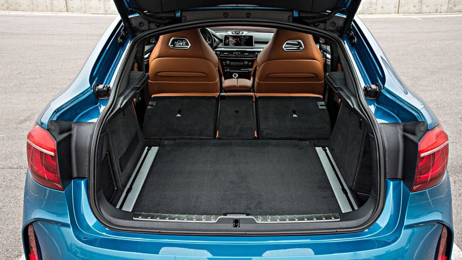 Bis zu 1525 Liter passen in den Kofferraum des BMW X6 M. Das Schwestermodell BMW X5 M bietet sogar Stauraum für bis zu 1870 Liter.