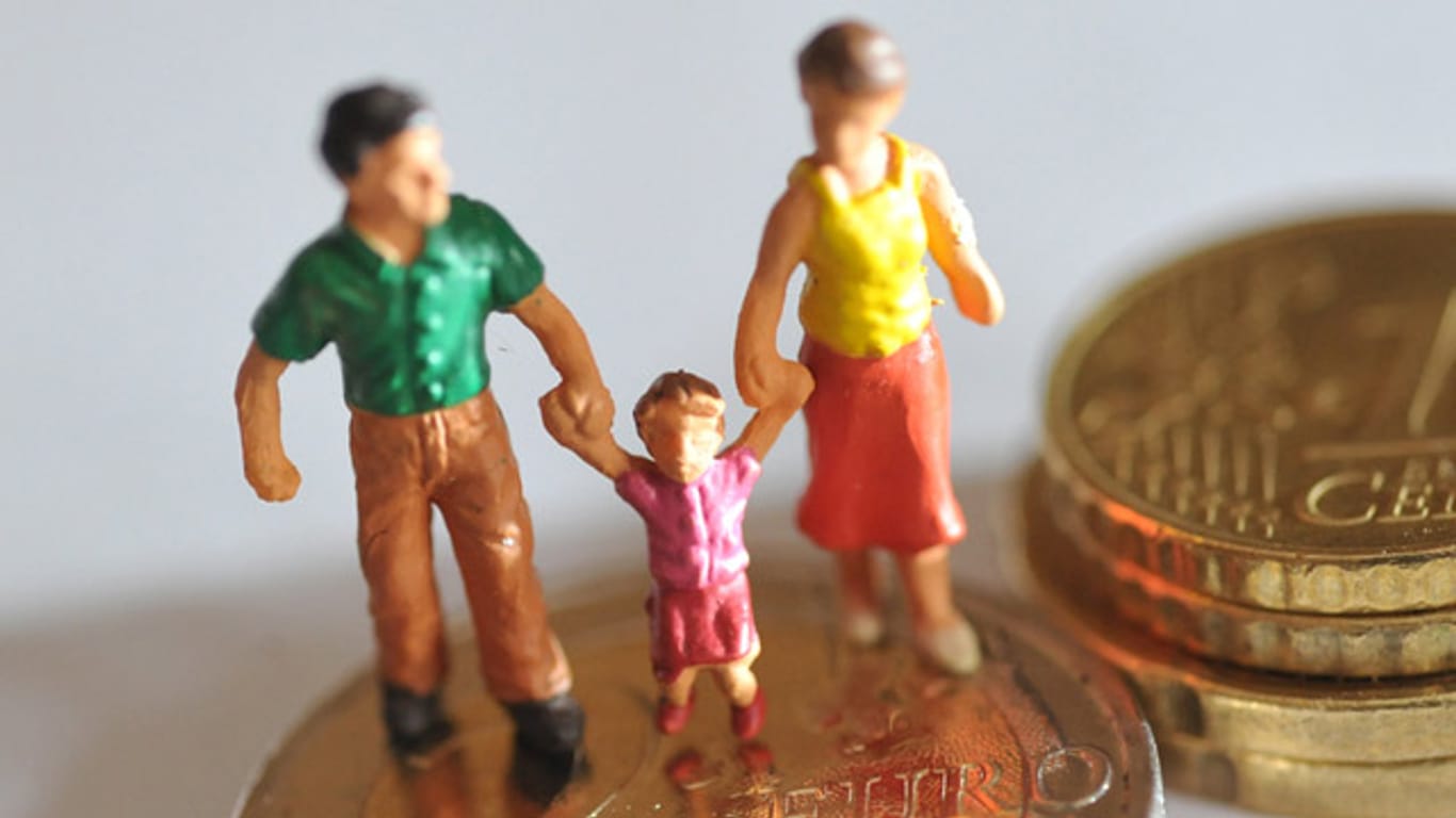 Wenn Kinderfreibetrag und Kindergeld 2015 erhöht werden, bleibt mehr Geld in der Familienkasse.