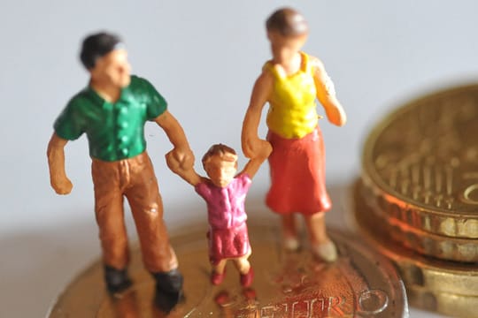 Wenn Kinderfreibetrag und Kindergeld 2015 erhöht werden, bleibt mehr Geld in der Familienkasse.