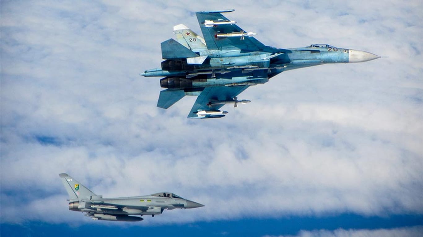 Zwischenfall im Juni 2014: Eine Typhoon der Royal Air Force (links unten) verdeutlicht dem Piloten einer russischen Sukhoi27, dass er in diesem Luftraum nichts zu suchen hat