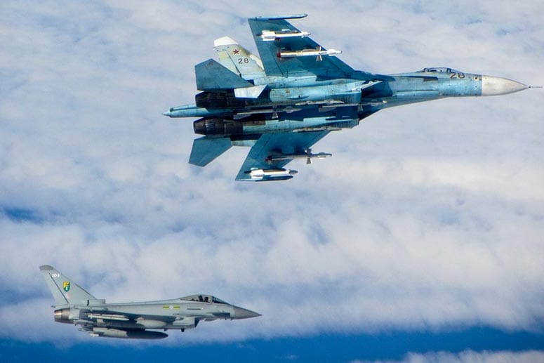 Zwischenfall im Juni 2014: Eine Typhoon der Royal Air Force (links unten) verdeutlicht dem Piloten einer russischen Sukhoi27, dass er in diesem Luftraum nichts zu suchen hat
