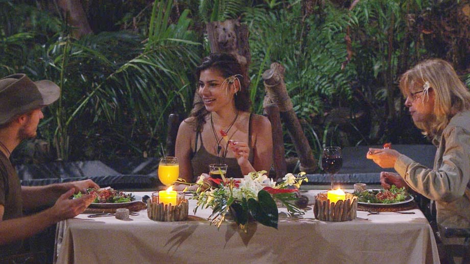Die Finalisten genießen ihr letztes Dinner im Dschungelcamp und freuen sich auf das große Finale.