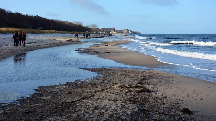 Spaziergänger genießen eine Strandwanderung im Ostseebad Kühlungsborn.
