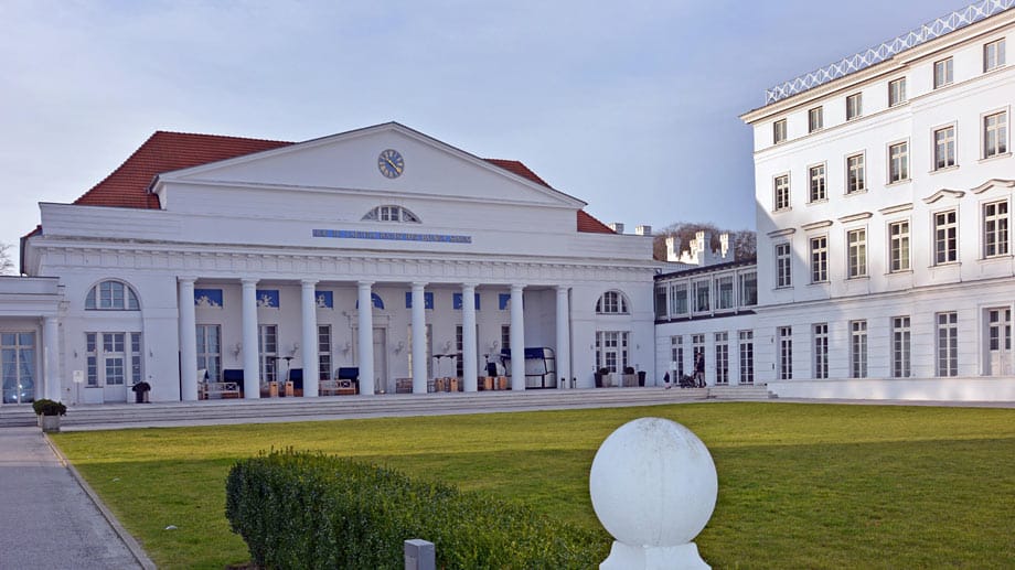 Das Grand Hotel Heiligendamm liegt zwischen Bad Doberan und Kühlungsborn. Es hat bewegte Zeiten hinter sich.
