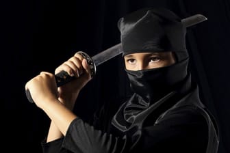 Geheimnisvoll und ganz in schwarz: Als Ninja wird man an Fasching kaum wiedererkannt werden