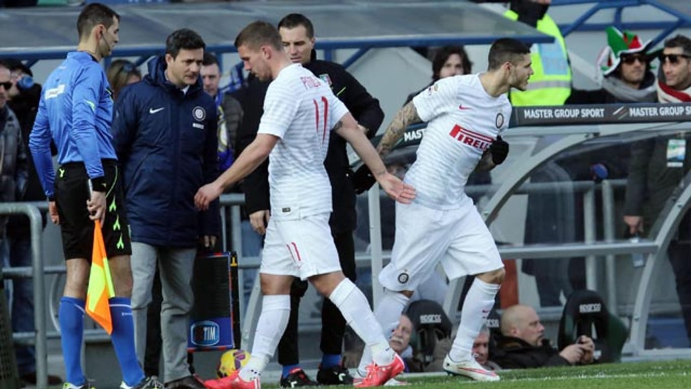 Lukas Podolski verlässt frustriert den Platz.
