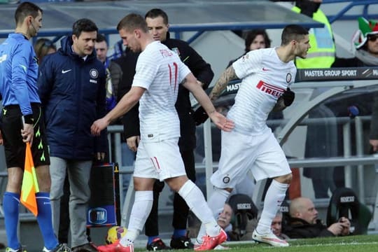 Lukas Podolski verlässt frustriert den Platz.