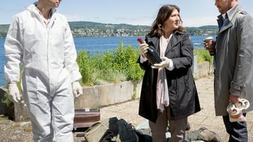 Im "Tatort: Château Mort" ermitteln Klara Blum (Eva Mattes) und Kai Perlmann (Sebastian Bezzel, re.) im Fall eines jungen Arbeitslosen, der tot am Bodenseeufer gefunden wird. Der Tote hat eine unbeschädigte Flasche Wein bei sich, die einen sehr alten Eindruck macht.